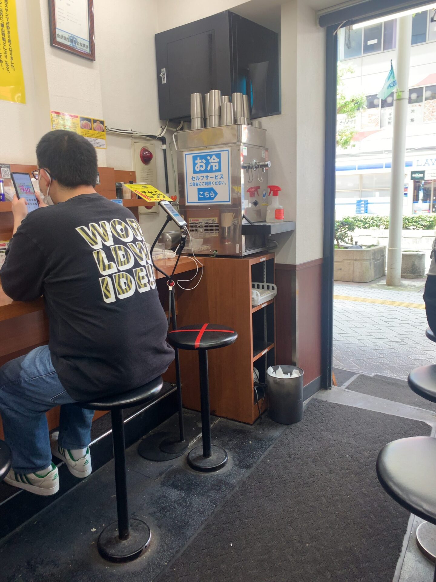 平塚ラーメン 豚山 店内は結構狭いです。