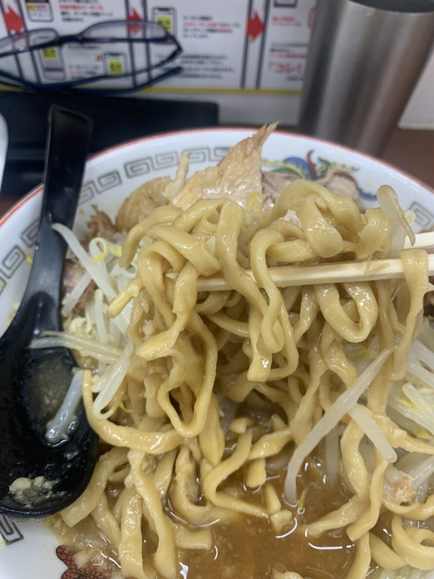 平塚ラーメン 豚山 面はしっかりと太麺です。