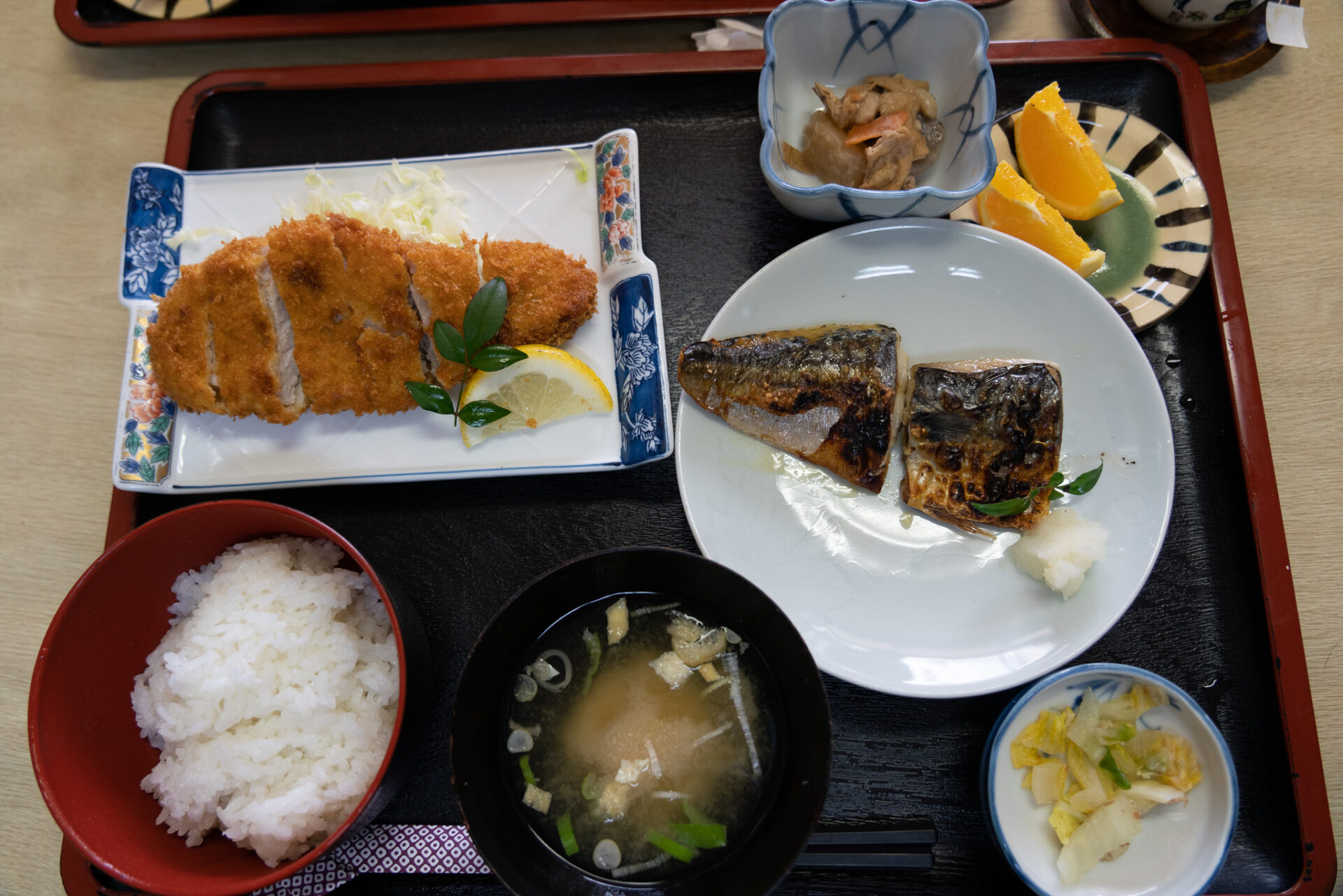 とんかつに鯖塩焼きを付けた定食セット。豪華ですね。