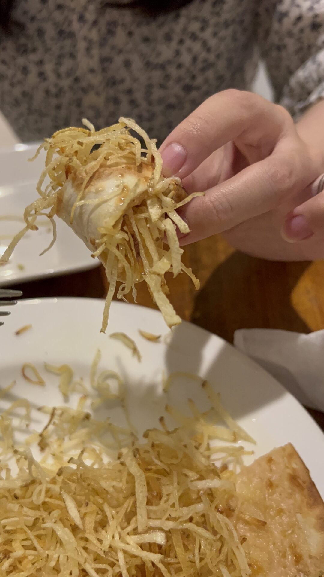 パリパリポテトとタラモのピザの食べ方は生地に丸めて食べる