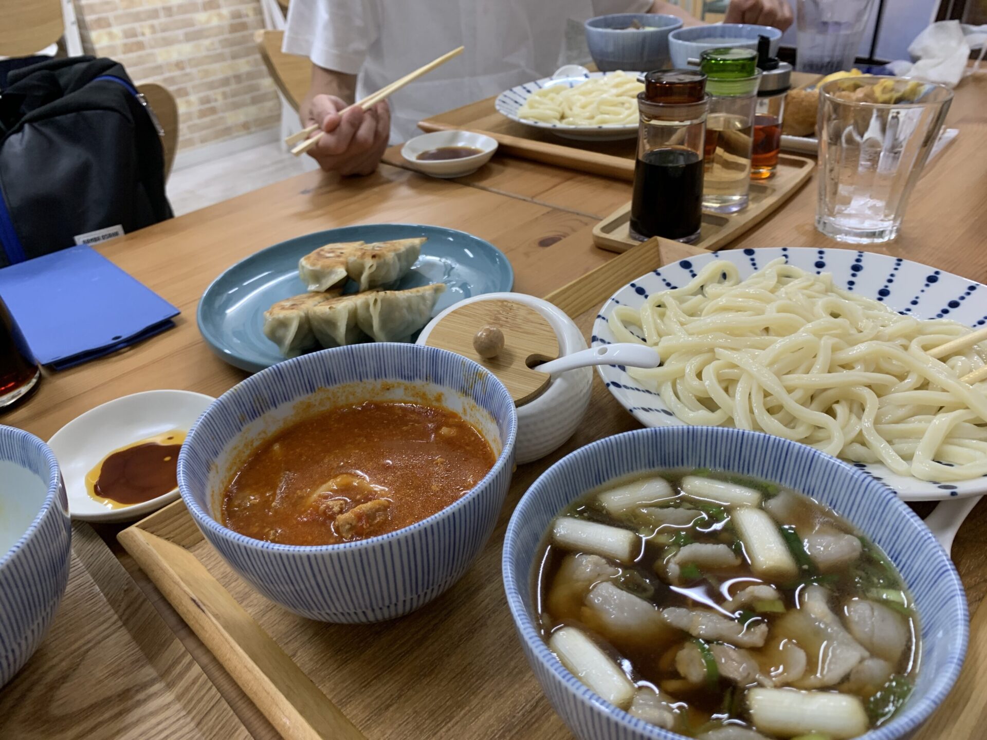 食卓が豪華です。肉汁うどんなぎさで沢山のうどんや餃子を注文。